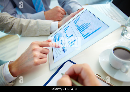 La gente di affari riunione per discutere la situazione sul mercato Foto Stock