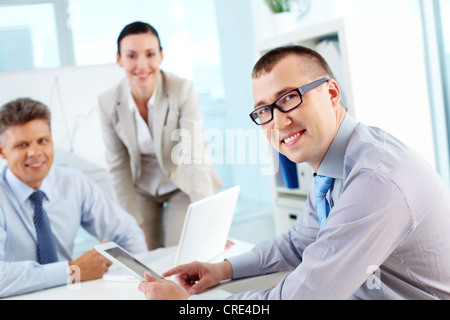 Ritratto di un imprenditore esperto indossando occhiali da vista Foto Stock