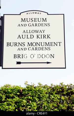 Robert Burns Birthplace Museum segno con indicazioni per il museo, i giardini, Alloway Auld Kirk, Monument, Briga o Doon a Alloway, Ayrshire, Scozia, Regno Unito Foto Stock