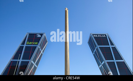 Ufficio moderno torri Puerta de Europa, chiamato anche Torres Kio, con la sede della banca Bankia, al quale la banca Caja Foto Stock