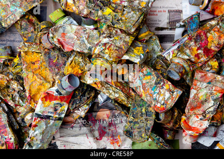 Tubi vuoti della pittura ad olio di un artista, pittore, sulla storica piazza cittadina, Plaza Mayor, Madrid, Spagna, Europa Foto Stock