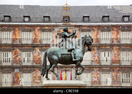 Città storica piazza di Plaza Mayor con una statua equestre di Filippo III di Giovanni Bologna davanti la casa affrescata Foto Stock