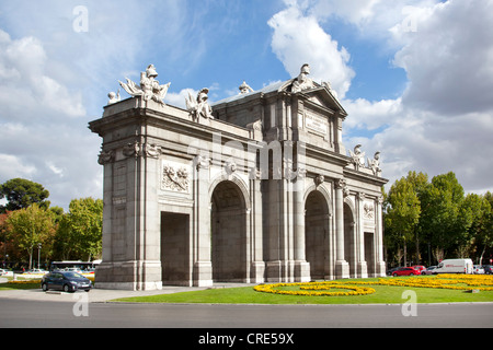 Puerta de Alcala arco su Plaza de la Independencia square, Madrid, Spagna, Europa Foto Stock