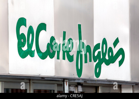 Logo e scritte su uno del Dipartimento di Spagnolo le catene di negozi e grandi magazzini El Corte Ingles, la più grande comunità Foto Stock