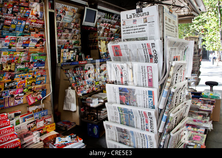 Edicola con lo spagnolo quotidiani e riviste a Madrid, Spagna, Europa Foto Stock