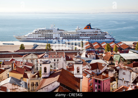 Vista dal Miradouro da Santa Luzia belvedere sopra il quartiere di Alfama verso il Rio Tejo River, dove la nave da crociera MS Foto Stock