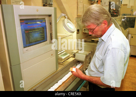 Un lavoratore a Philip Morris in fabbrica Berlin-Neukoelln, Germania Foto Stock