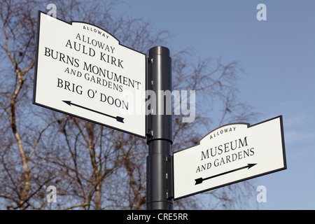 Robert Burns Birthplace Museum segno con indicazioni per il museo, i giardini, Alloway Auld Kirk, Monument, Briga o Doon a Alloway, Ayrshire, Scozia, Regno Unito Foto Stock