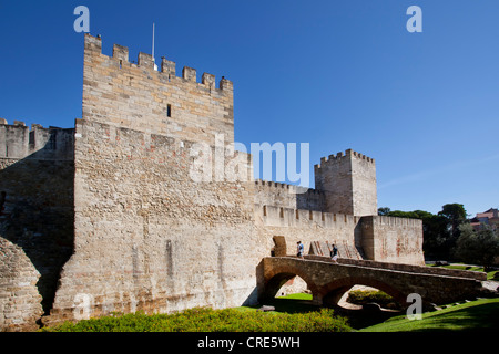 Area di ingresso dell'ex castello moresco Castelo de Sao Jorge a Lisbona, Portogallo, Europa Foto Stock