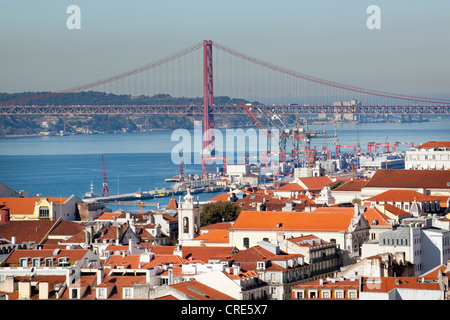 Vista dal Miradouro da Sao Jorge belvedere sulla ex castello moresco Castelo de Sao Jorge verso il centro storico della città Foto Stock