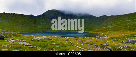 Foto panoramica di Helvellyn con estensione e bordo Swirral nel Lake District Cumbria Inghilterra con red tarn in primo piano Foto Stock