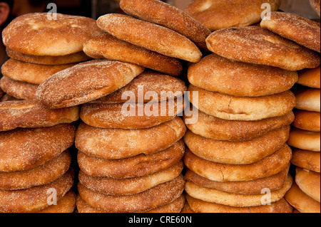 Pile di prodotti freschi pane pita in una fase di stallo, Marrakech, Marocco, Africa Foto Stock