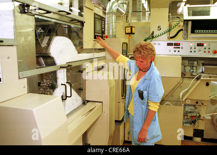 Un lavoratore presso la Philip Morris impianto Berlin-Neukoelln, Germania Foto Stock