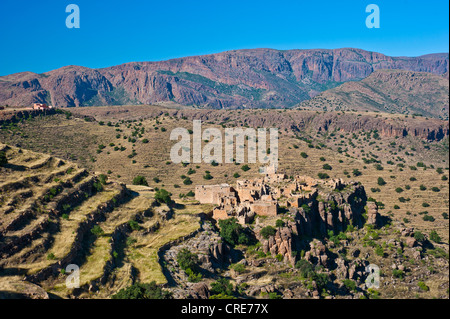 Le rovine di un villaggio abbandonato, Kasbah, castello di storage, castello home dei Berberi e campi terrazzati nell'Anti-Atlas Foto Stock