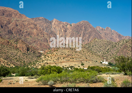 Tipico paesaggio di montagna nell'Anti-Atlas montagne, una moschea con minareto su una collina, Anti-Atlas mountain range Foto Stock