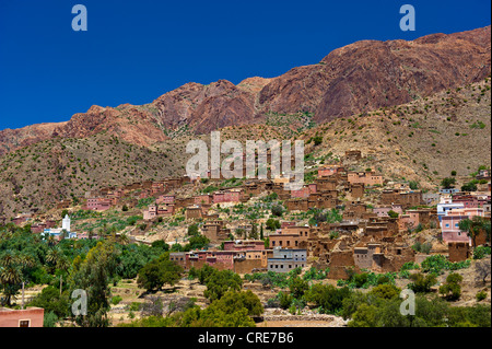 Tipico paesaggio di montagna nella Anti Atlas Mountains con un villaggio con una moschea su una collina, Anti-Atlas Montagne Foto Stock