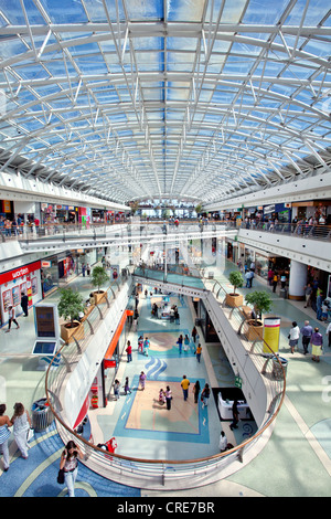 Interno, shopping center il Centro Commerciale Vasco da Gama, sui terreni del Parque das Nacoes Foto Stock