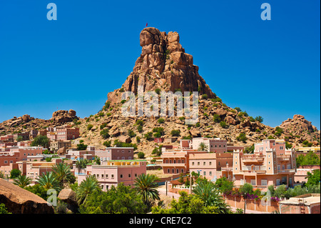 Piccolo villaggio di Aguard Oudad con colorfully case dipinte di fronte le imponenti rocce di Chapeau Napoleone, Napoleone in Hat Foto Stock