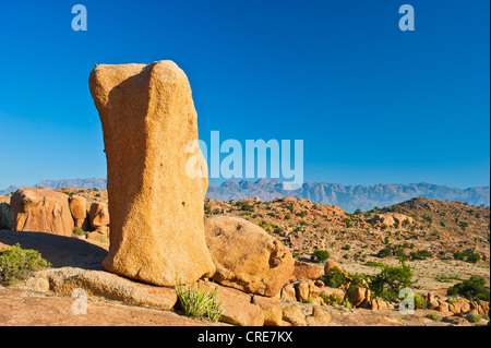 Grandi massi di granito su una sporgenza di roccia, Anti-Atlas montagne, sud del Marocco, Marocco, Africa Foto Stock