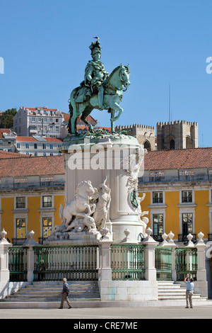 Statua equestre di re Giuseppe I, Dom Jose io, a Praca do Comercio piazza nel quartiere storico di Baixa a Lisbona Foto Stock