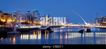 Il Docklands, ex area portuale, con il Centro Congressi di Dublino e il Samuel Beckett Bridge dall'architetto Santiago Foto Stock