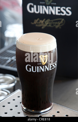 Una pinta di birra Guinness in magazzino nel Guinness Brewery, parte della Diageo drinks company, Dublino, Irlanda, Europa Foto Stock