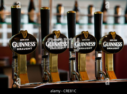 Rubinetti con il logo della Guinness in magazzino nel Guinness Brewery, parte della Diageo drinks company, Dublino, Irlanda Foto Stock