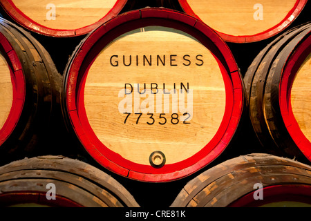 Guinness barili di birra nel museo del magazzino nel Guinness Brewery, parte della Diageo drinks company, Dublino Foto Stock