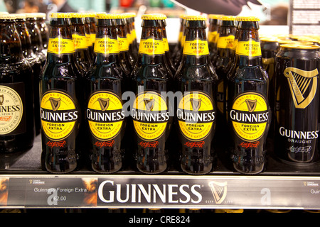 Birra Guinness bottiglie nel museo del magazzino nel Guinness Brewery, parte della Diageo drinks company, Dublino Foto Stock