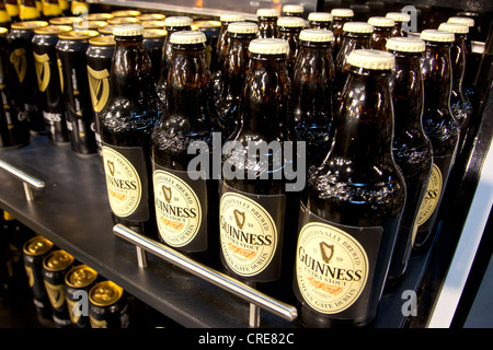 Birra Guinness bottiglie nel museo del magazzino nel Guinness Brewery, parte della Diageo drinks company, Dublino Foto Stock