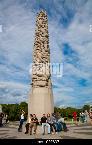 I turisti seduti intorno alla base del monolito, Parco delle Sculture di Vigeland, Frogner Park, situato a Oslo, Norvegia. Foto Stock