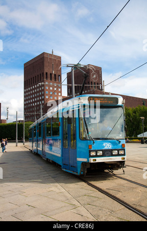 La figura mostra un tram di fronte al Radhus Oslo Town Hall, Oslo Harbour, Oslo, Norvegia. Foto Stock