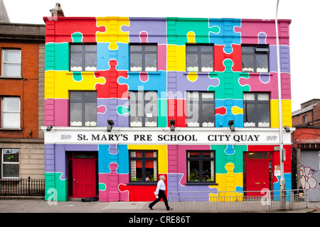 Luminoso edificio dipinto di Santa Maria in età prescolare City Quay, Dublin, Irlanda, Europa Foto Stock