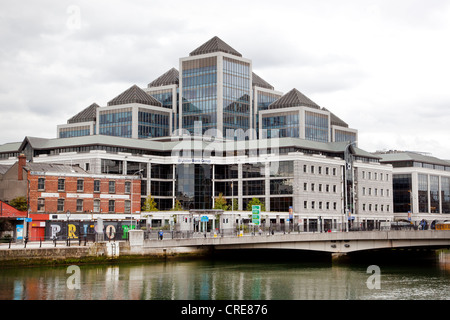 La sede centrale del Gruppo Ulster Bank sul Fiume Liffey nel quartiere finanziario di Dublino, Irlanda, Europa Foto Stock