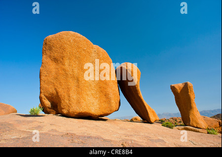 Enormi massi di granito che giace su una battuta nell'Anti-Atlas mountain range, nel sud del Marocco, Marocco, Africa Foto Stock