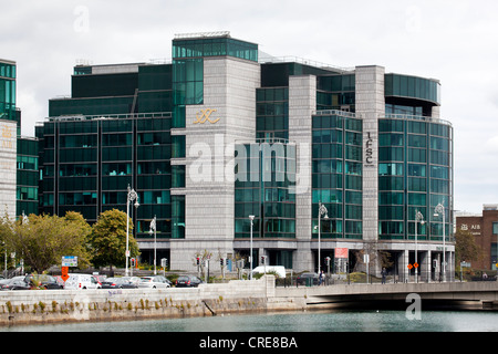 Sede della Allied Irish Bank, AIB, sul fiume Liffey nel quartiere finanziario di Dublino, Irlanda, Europa Foto Stock