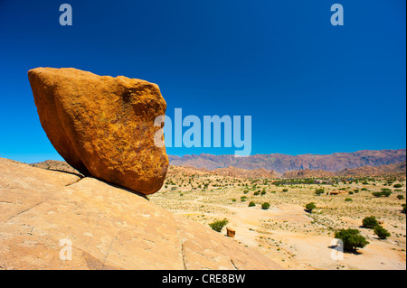 Masso di granito che giace su una battuta nell'Anti-Atlas mountain range, nel sud del Marocco, Marocco, Africa Foto Stock