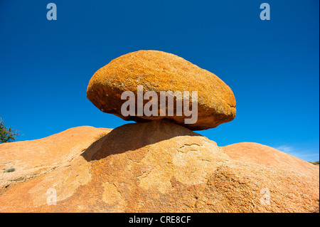 Masso di granito che giace sulla cima di una scogliera nell'Anti-Atlas mountain range, nel sud del Marocco, Marocco, Africa Foto Stock