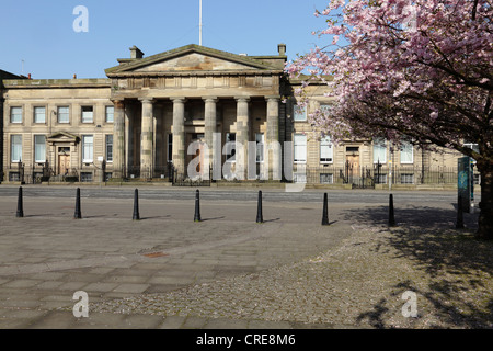 Vecchio di Glasgow High Court on Saltmarket in primavera, Scotland, Regno Unito Foto Stock