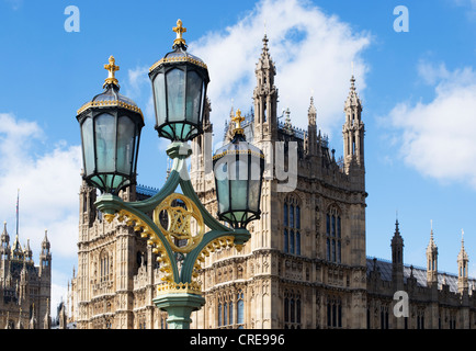 Lampade di via nella parte anteriore del case del Parlamento. Londra, Inghilterra Foto Stock