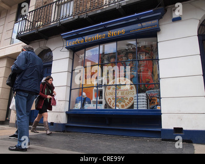 I pedoni a piedi nella parte anteriore del Beatles store su Baker Street a Londra, Inghilterra, 15 maggio 2012, © Katharine Andriotis Foto Stock