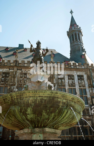 Statua di Carolus Magnus (Carlo Magno) , als noto come Karl la fontana (Karlsbrunnen) nella parte anteriore dell'Aachen City Hall Foto Stock