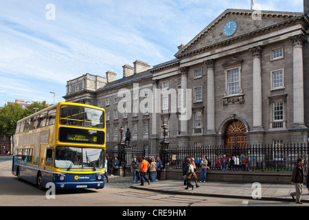 Double-decker bus nella parte anteriore del Trinity College di Dublino Università di Dublino, Irlanda, Europa Foto Stock