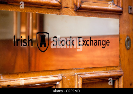 Scritte sulla porta della Borsa valori irlandese, quartiere di Temple Bar di Dublino, Irlanda, Europa Foto Stock