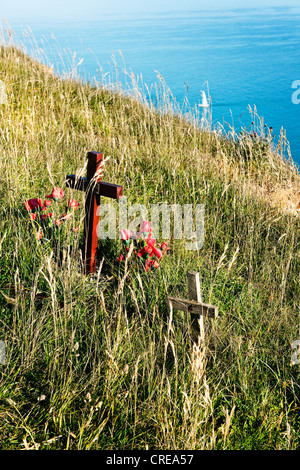 Due croci come memoriali sulla rupe a Beachy Head di un famoso suicidio posto sulla South Downs in East Sussex Foto Stock