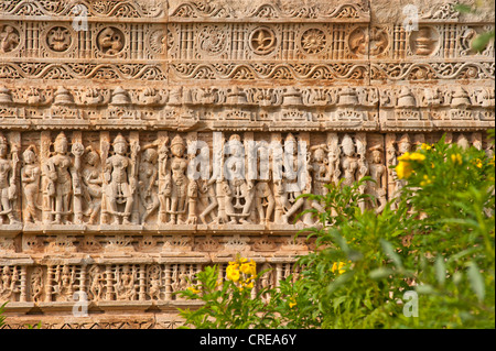 Sculture in pietra, sculture su un tempio indù, Chittorgarh, Rajasthan, India, Asia Foto Stock