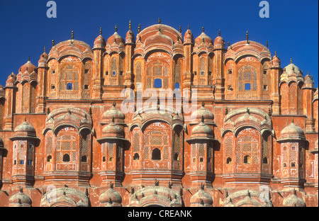 Particolare della facciata del Hawa Mahal o Palazzo dei venti, Città Rosa, Jaipur, Rajasthan, India, Asia Foto Stock