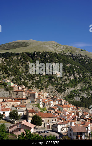 Italia, Basilicata, Parco Nazionale dell'Appennino Lucano, Castelsaraceno e Monte Raparo Foto Stock