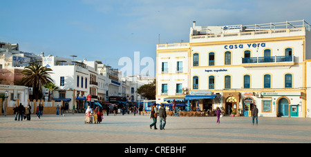 Square nella zona portuale, Essaouira, Marocco, Africa Foto Stock