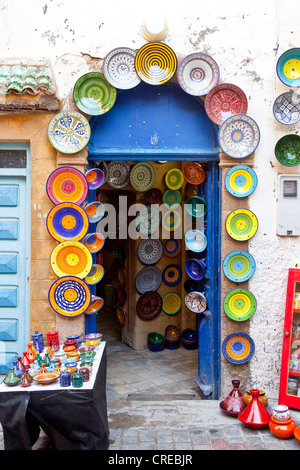 Negozio di souvenir con piastre in ceramica nella storica cittadina o medina, Sito Patrimonio Mondiale dell'UNESCO, Essaouira, Marocco, Africa Foto Stock